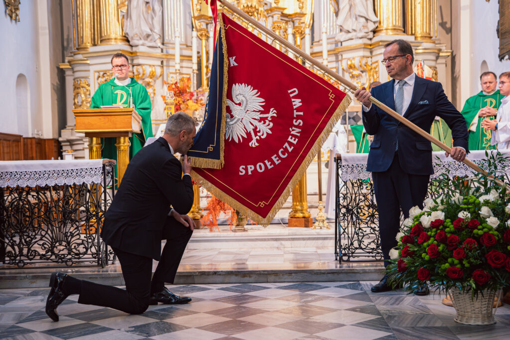 Przekazanie Sztandaru przez Pana Marszałka Województwa Podkarpackiego